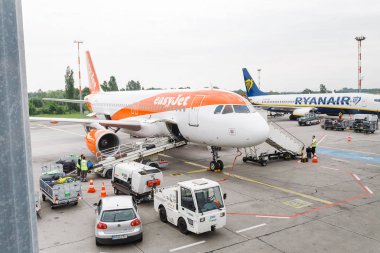 16 Mayıs 2018, Berlin, Almanya: Easyjet Lowcost uçaklar ve uluslararası havaalanında Schonefeld kalkışa hazır hazırlama olmak Ryanair