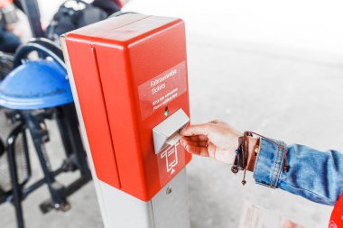 Kadın bir metro istasyonunda bilet validator, Almanya kavramı içinde toplu taşıma