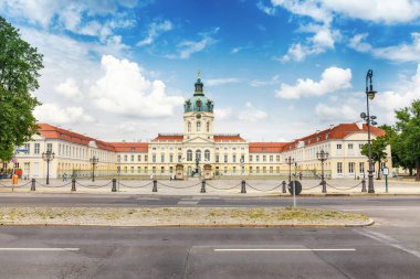 Güneşli bir gün, Charlottenburg Sarayı'nın panoramik cephe görünümü