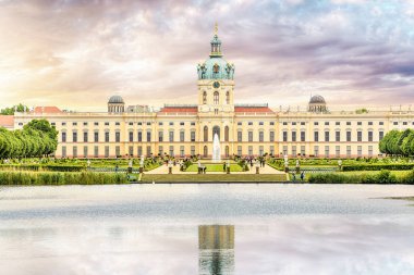 Barok ve Rokoko Charlottenburg Sarayı, gölet yansımaları ile görünüm. Berlin, Almanya