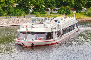 16 Mayıs 2018, Berlin, Almanya: yolcular ve turistler de Berlin Spree Nehri, yol boyunca bir feribot gemi taşır
