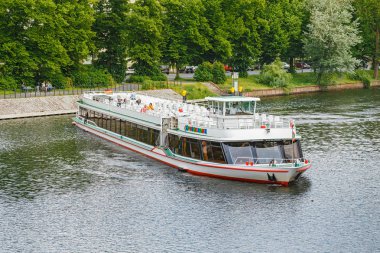 16 Mayıs 2018, Berlin, Almanya: yolcular ve turistler de Berlin Spree Nehri, yol boyunca bir feribot gemi taşır