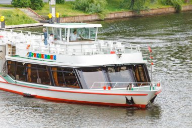 16 Mayıs 2018, Berlin, Almanya: yolcular ve turistler de Berlin Spree Nehri, yol boyunca bir feribot gemi taşır
