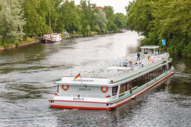 16 Mayıs 2018, Berlin, Almanya: yolcular ve turistler de Berlin Spree Nehri, yol boyunca bir feribot gemi taşır