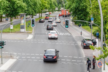 16 Mayıs 2018, Berlin, Almanya: otomobil ve trafik lambası, otomatik Berlin kavram taşımacılığı ile sokak şehrin havadan görünümü