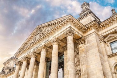 ünlü Reichstag veya Federal Meclisi Binası, hiçbir insan ile Alman Parlamentosu koltuğunda görünümünü. Seyahat ve Berlin kavramı siyaset