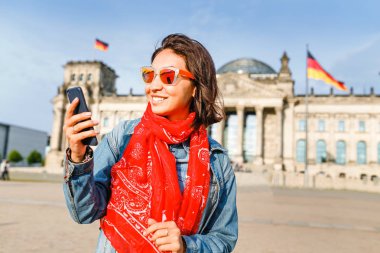 Güzel genç kadın rahat kıyafet Bundestag, Berlin onun Mobil Internet telefon iletişim