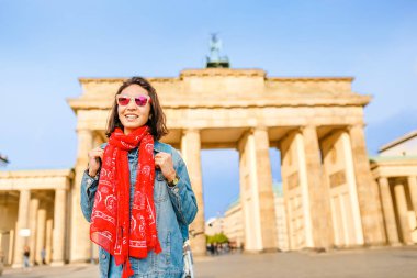 Brandenburg Kapısı veya Brandenburger Tor gezgin kadın turist gün batımında