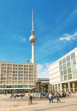 17 Mayıs 2018, Berlin, Almanya: Alexanderplatz Meydanı ünlü televizyon kulesi ve insan kalabalığı ile panoramik manzaralı