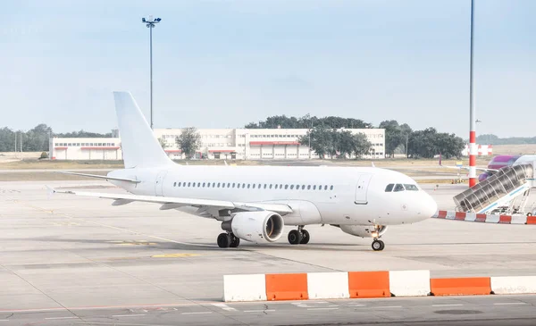 Avión Blanco Pista Rodaje Del Aeropuerto Concepto Transporte Aéreo — Foto de Stock