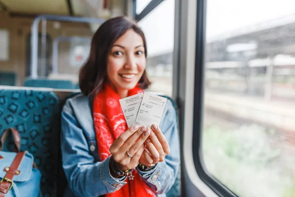Mayo 2018 Berlín Alemania Mujer Joven Viajando Tren Mostrando Billete — Foto de Stock