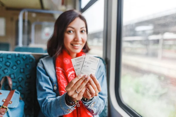 Maio 2018 Berlim Alemanha Jovem Viajando Trem Mostrando Seu Bilhete — Fotografia de Stock