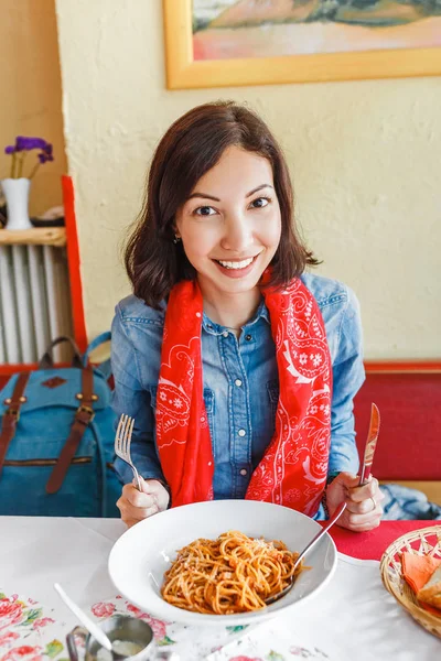 Młoda Kobieta Jedzenie Tradycyjnych Włoski Makaron Lokalnej Restauracji — Zdjęcie stockowe