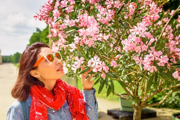 Mujer Oliendo Flores Adelfa Nerium Jardín — Foto de Stock