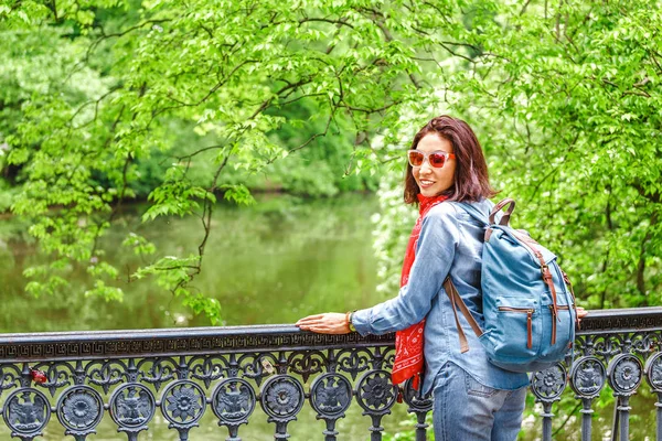 Joven Bonita Morena Viajando Parque Pie Puente Sobre Viejo Canal —  Fotos de Stock