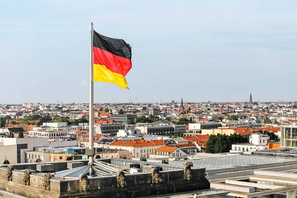 Γερμανική Εθνική Σημαία Στην Ομοσπονδιακή Βουλή Κυβέρνηση Κτίριο Στο Βερολίνο — Φωτογραφία Αρχείου