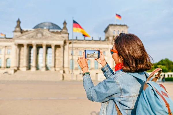 Красивая Молодая Женщина Повседневной Одежде Фотографирует Свой Мобильный Телефон Бундестаге — стоковое фото