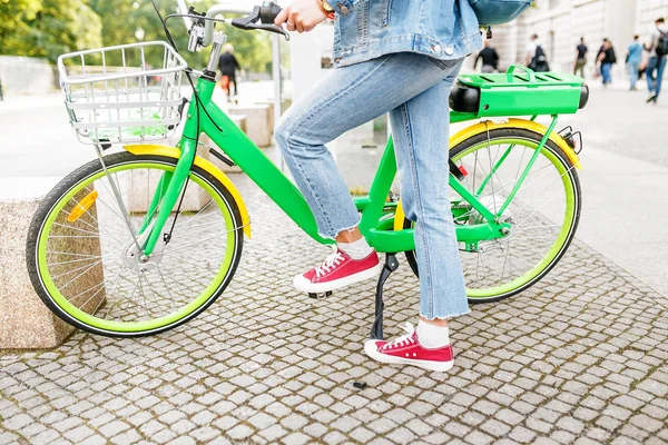 Modern Woman Wearing Casual Clothes Using Rental Sharing System Use — Stock Photo, Image