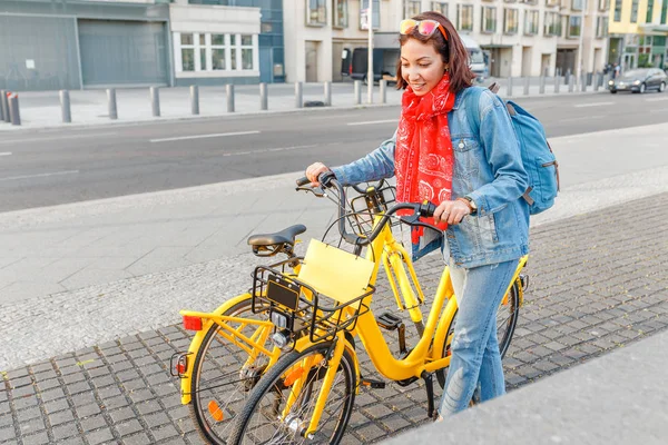 Mujer Casual Feliz Alquilando Una Bicicleta Ciudad Punto Compartir —  Fotos de Stock