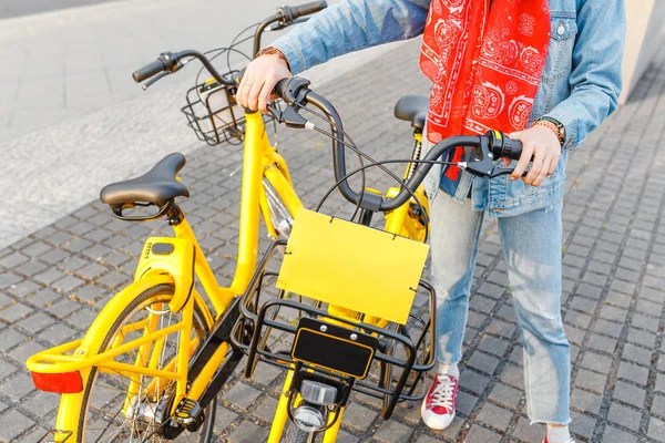 Gelukkig Casual Vrouw Het Huren Van Een Stadsfiets Het Delen — Stockfoto