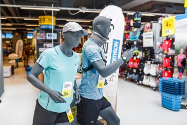 17 Mayıs 2018, Berlin, Almanya: mankenler spor alışveriş dekatlon