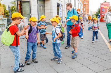 17 Mayıs 2018, Berlin, Almanya: grup çocuk öğretmen ile bir gezi üzerinde