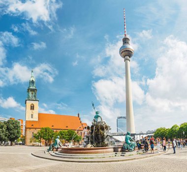17 Mayıs 2018, Berlin, Almanya: Neptün Çeşmesi St. Mary's kilise ve Tv-kule Alexanderplatz Meydanı