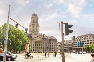 17 Mayıs 2018, Berlin, Almanya: yoğun şehir trafik sıkışıklığı ve yayalar, Altes Stadthaus veya eski Belediye Binası arka sokak