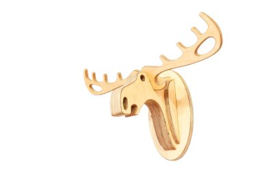 Dekoratif ahşap geyik başı, beyaz arka plan üzerinde izole iç dekorasyon için tasarım öğesi olarak