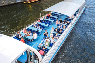 17 Mayıs 2018, Berlin, Almanya: turist feribot tekne gezi turuna Spree Nehri üzerinde