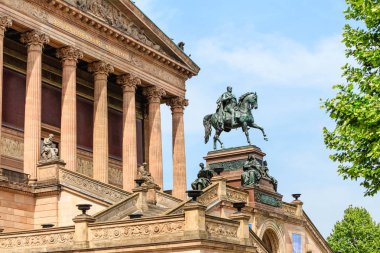 Büyük mimari yapı Alte Nationalgalerie veya eski National Gallery Berlin Müzeler Adası. Almanya'da en ilginç tarihi ve turistik konumlar