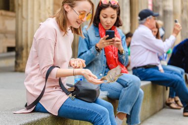 Serçeler el besleyen bir kadın. Yakın çekim