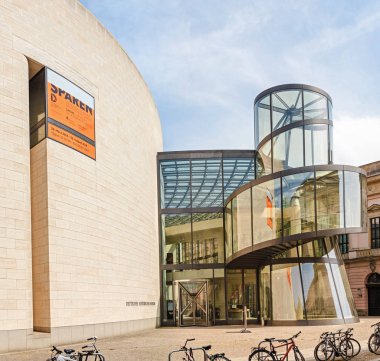 17 Mayıs 2018, Berlin, Almanya: cam merdiven Berlin ile Alman tarihi Müzesi