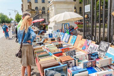 17 Mayıs 2018, Berlin, Almanya: insanlar ikinci el kitap piyasa Fuar şehir Sokağı'nda
