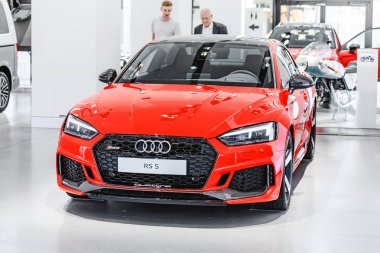 17 Mayıs 2018, Berlin, Almanya: güzel kırmızı Audi Rs 5 araba ayakta Volkswagen grubu Forum sürücü