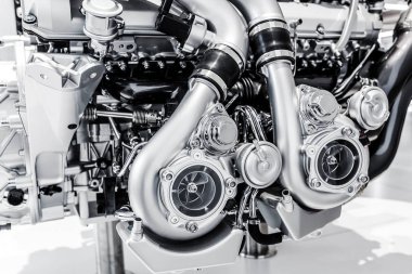 Yakın çekim ayrıntı görünümü bir güçlü spor araba içten yanmalı motor