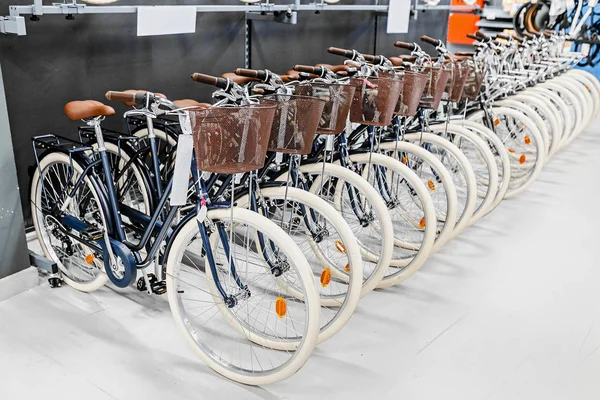 Магазин Велосипедов Ряд Новых Городских Велосипедов Продажу — стоковое фото