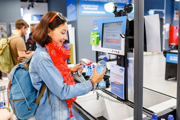 17 Mayıs 2018, dekatlon, Berlin, Almanya: mutlu kadın süpermarket kendi kendine yazar kasa, su şişe satın alma