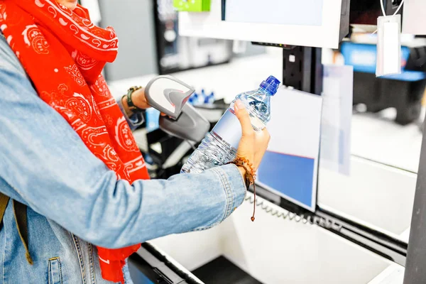 Mujer Feliz Compra Botella Agua Supermercado Autoservicio Caja Registradora Echa — Foto de Stock