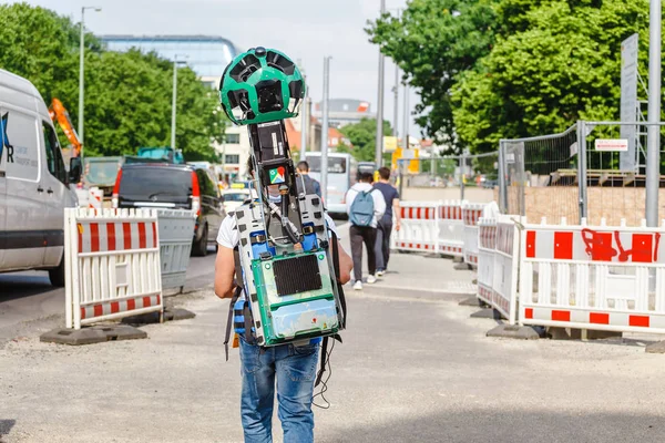 Mayo 2018 Berlín Alemania Joven Corporación Google Está Trabajando Con —  Fotos de Stock