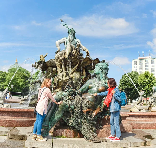 Dos Chicas Amigas Turistas Neptune Fountain Que Uno Los Monumentos — Foto de Stock