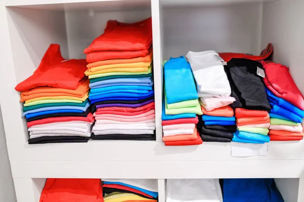 Kleurrijke Vouwbare Shirts Een Plank Een Winkel Koop — Stockfoto