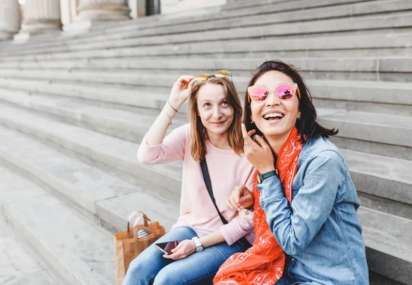 Дві Молоді Студентки Хіпстера Розважаються Сидять Сходах Університету — стокове фото