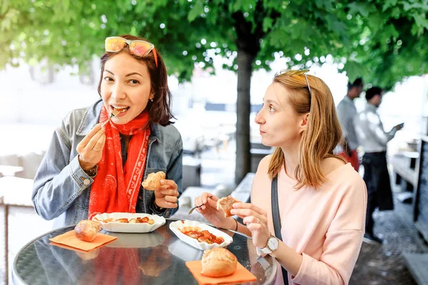 Dva Studenti Kámošek Jíst Klobásu Rychlého Občerstvení Německé Jídlo Vepřová — Stock fotografie