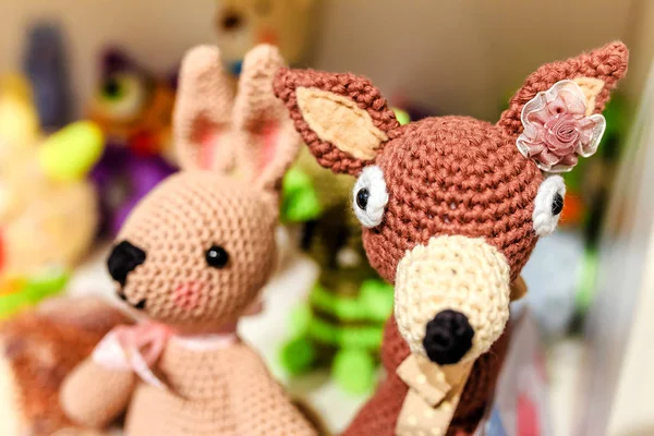 Různé Pletené Zvířata Hračky Poličce Doma Nebo Prodeji Baby Shop — Stock fotografie