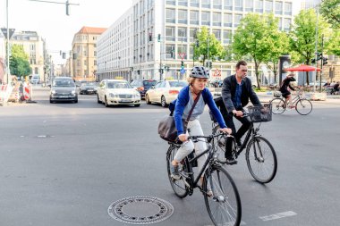 17 Mayıs 2018, Berlin, Almanya: insanlar arasında yoğun trafik sokak şehir motosiklet sürme