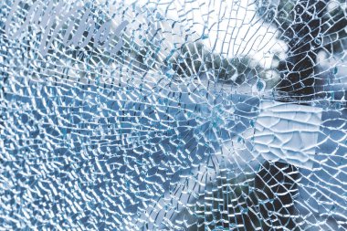 kırılmış cam üzerinde beyaz arka plan, vandalizm kavramı