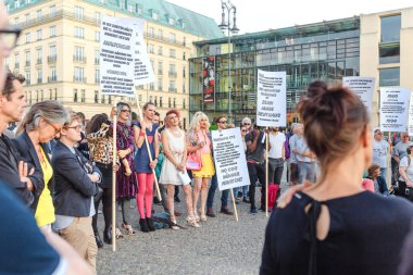 17 Mayıs 2018, Berlin, Almanya: Berlin şehir merkezi sokakta Lgbt ralli katılımcıları. Eşcinsel ve transseksüel eylemciler baskılar Avrupa'nın karşı protesto