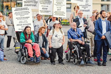 17 Mayıs 2018, Berlin, Almanya: katılımcılar Berlin şehir merkezi sokakta Lgbt mitingin bir tekerlekli sandalye üzerinde devre dışı. Eşcinsel ve transseksüel eylemciler baskılar Avrupa'nın karşı protesto