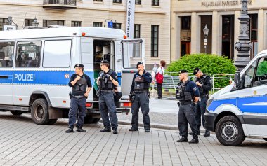 17 Mayıs 2018, Berlin, Almanya: Berlin'in merkezinde ulaşım arabaya yakın polis kadrosu